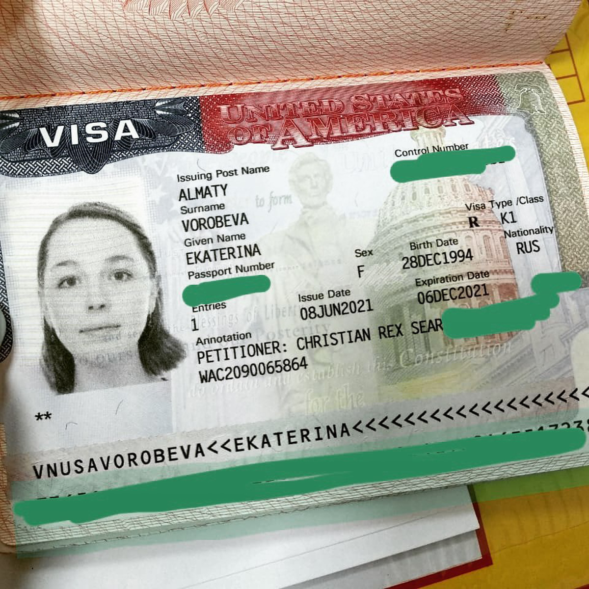 Екатерина Воробьева работала преподавательницей в «Американском доме» и там же встретила своего иностранного коллегу Кристиана. Почти с момента встречи они стали неразлучны, и вот спустя три года в совместной жизни молодых людей уже произошло предложение под «City of stars» из «Ла-Ла Ленд», свадьба с гостями по Zoom и переезд в Бостон.