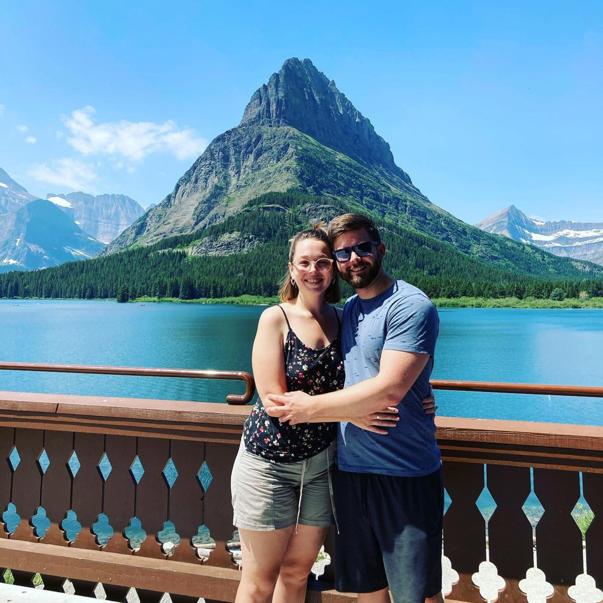 Екатерина Воробьева работала преподавательницей в «Американском доме» и там же встретила своего иностранного коллегу Кристиана. Почти с момента встречи они стали неразлучны, и вот спустя три года в совместной жизни молодых людей уже произошло предложение под «City of stars» из «Ла-Ла Ленд», свадьба с гостями по Zoom и переезд в Бостон.