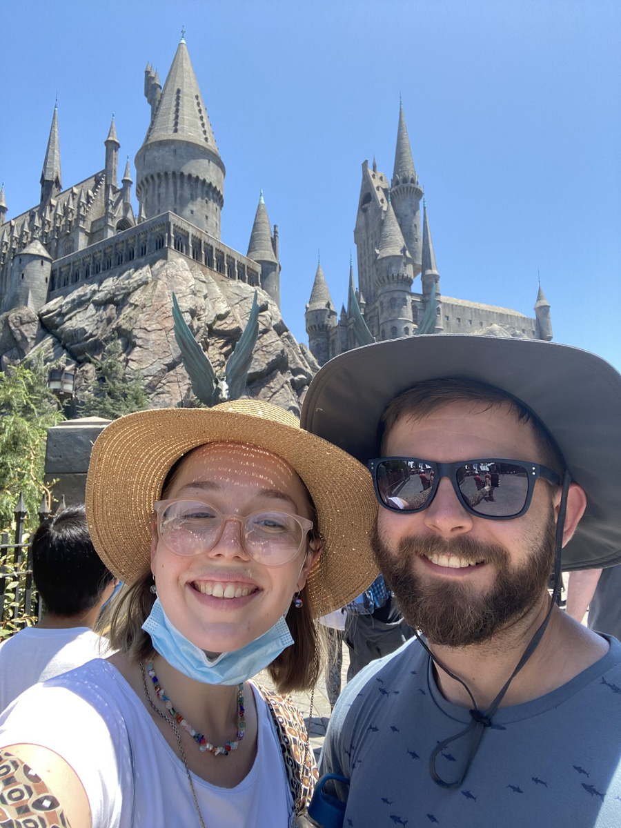 Екатерина Воробьева работала преподавательницей в «Американском доме» и там же встретила своего иностранного коллегу Кристиана. Почти с момента встречи они стали неразлучны, и вот спустя три года в совместной жизни молодых людей уже произошло предложение под «City of stars» из «Ла-Ла Ленд», свадьба с гостями по Zoom и переезд в Бостон.