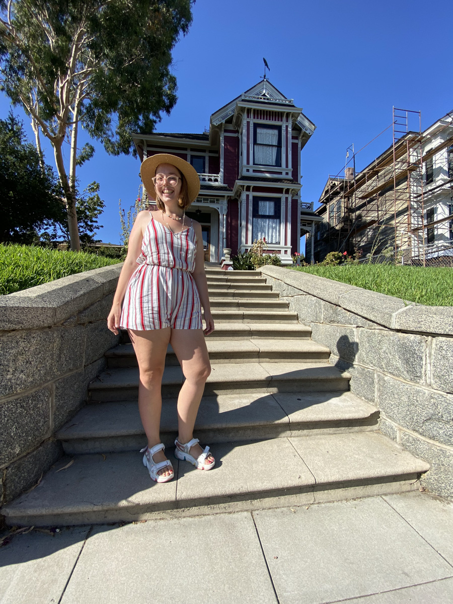 Екатерина Воробьева работала преподавательницей в «Американском доме» и там же встретила своего иностранного коллегу Кристиана. Почти с момента встречи они стали неразлучны, и вот спустя три года в совместной жизни молодых людей уже произошло предложение под «City of stars» из «Ла-Ла Ленд», свадьба с гостями по Zoom и переезд в Бостон.