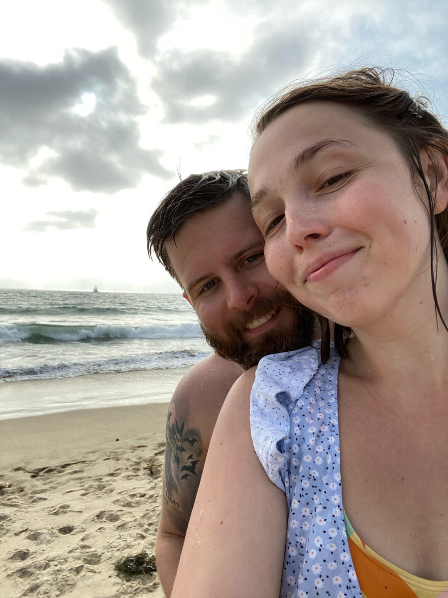 Екатерина Воробьева работала преподавательницей в «Американском доме» и там же встретила своего иностранного коллегу Кристиана. Почти с момента встречи они стали неразлучны, и вот спустя три года в совместной жизни молодых людей уже произошло предложение под «City of stars» из «Ла-Ла Ленд», свадьба с гостями по Zoom и переезд в Бостон.