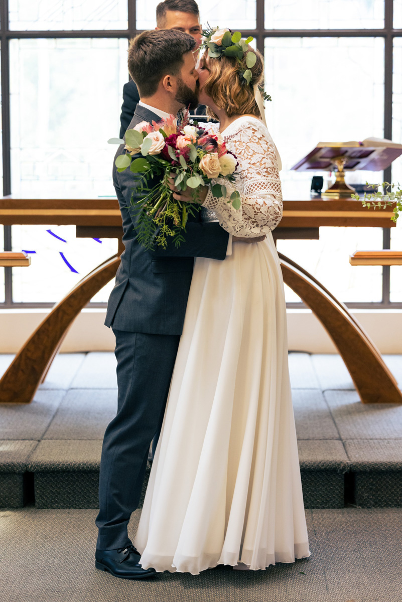 Екатерина Воробьева работала преподавательницей в «Американском доме» и там же встретила своего иностранного коллегу Кристиана. Почти с момента встречи они стали неразлучны, и вот спустя три года в совместной жизни молодых людей уже произошло предложение под «City of stars» из «Ла-Ла Ленд», свадьба с гостями по Zoom и переезд в Бостон.