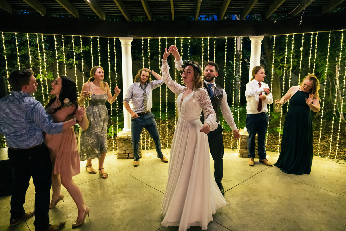 Екатерина Воробьева работала преподавательницей в «Американском доме» и там же встретила своего иностранного коллегу Кристиана. Почти с момента встречи они стали неразлучны, и вот спустя три года в совместной жизни молодых людей уже произошло предложение под «City of stars» из «Ла-Ла Ленд», свадьба с гостями по Zoom и переезд в Бостон.