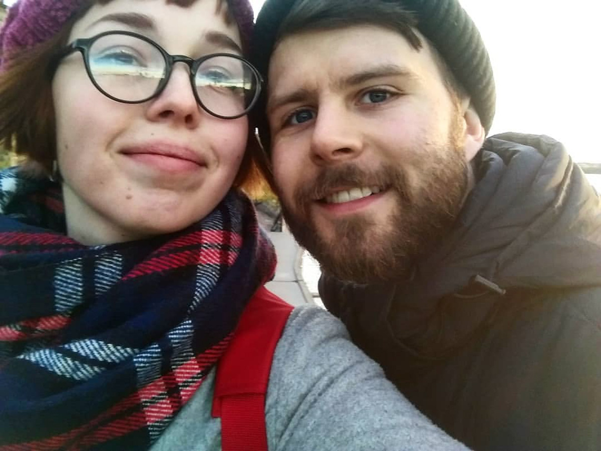 Екатерина Воробьева работала преподавательницей в «Американском доме» и там же встретила своего иностранного коллегу Кристиана. Почти с момента встречи они стали неразлучны, и вот спустя три года в совместной жизни молодых людей уже произошло предложение под «City of stars» из «Ла-Ла Ленд», свадьба с гостями по Zoom и переезд в Бостон.