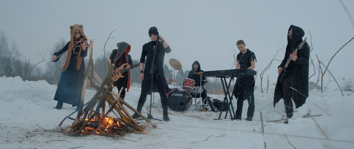 «Приветствую, друже! Загадочная тропа привела тебя сюда не просто так. Каждая песня «Агидель» - это отдельный мир, в котором схлестнулись добро и зло», - именно такие строки встречают каждого, кто решит зайти на страницу владимирской фолк-рок группы «Агидель». . А еще в самом верху ленты всех любопытных ждет новый клип группы на песню «Воет волк».