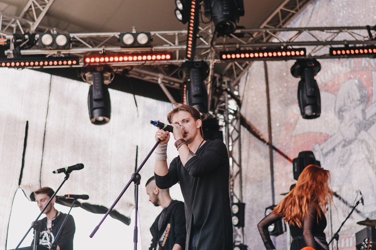 «Приветствую, друже! Загадочная тропа привела тебя сюда не просто так. Каждая песня «Агидель» - это отдельный мир, в котором схлестнулись добро и зло», - именно такие строки встречают каждого, кто решит зайти на страницу владимирской фолк-рок группы «Агидель». . А еще в самом верху ленты всех любопытных ждет новый клип группы на песню «Воет волк».