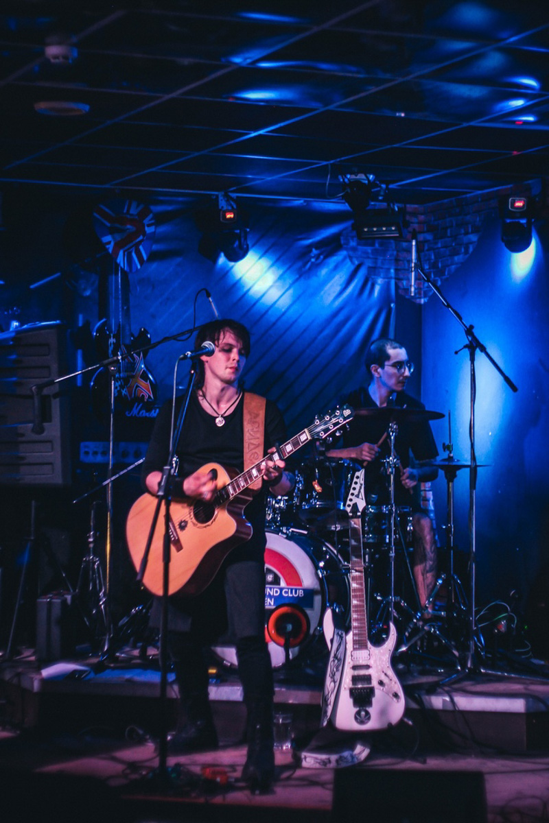 «Приветствую, друже! Загадочная тропа привела тебя сюда не просто так. Каждая песня «Агидель» - это отдельный мир, в котором схлестнулись добро и зло», - именно такие строки встречают каждого, кто решит зайти на страницу владимирской фолк-рок группы «Агидель». . А еще в самом верху ленты всех любопытных ждет новый клип группы на песню «Воет волк».