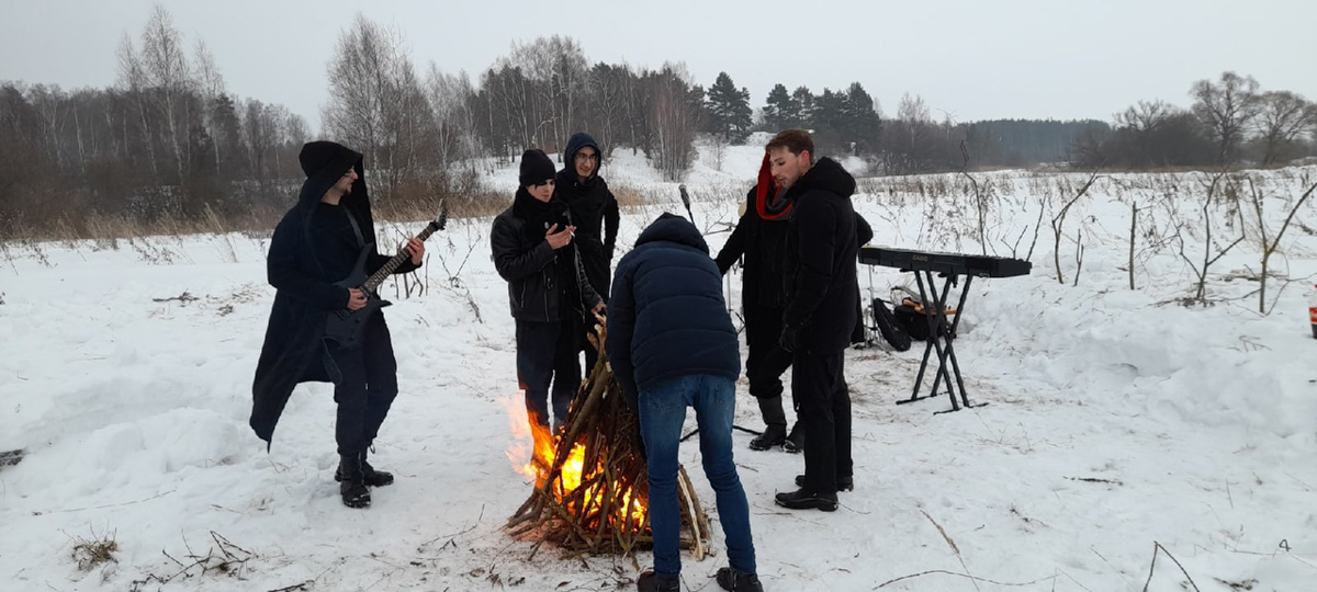 «Приветствую, друже! Загадочная тропа привела тебя сюда не просто так. Каждая песня «Агидель» - это отдельный мир, в котором схлестнулись добро и зло», - именно такие строки встречают каждого, кто решит зайти на страницу владимирской фолк-рок группы «Агидель». . А еще в самом верху ленты всех любопытных ждет новый клип группы на песню «Воет волк».