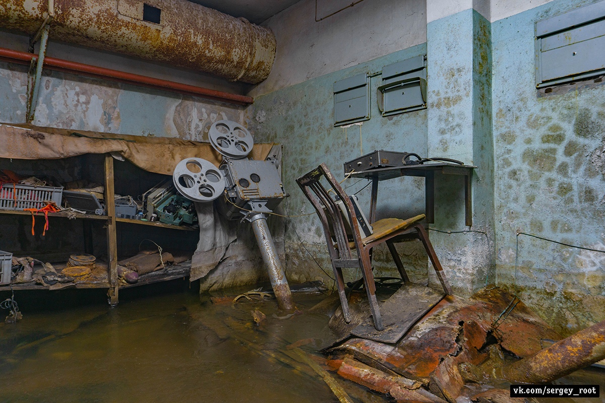 Фотограф Сергей Рут снова вызывает стайки мурашек. Смотрим его новый репортаж из полузатопленного владимирского бомбоубежища.