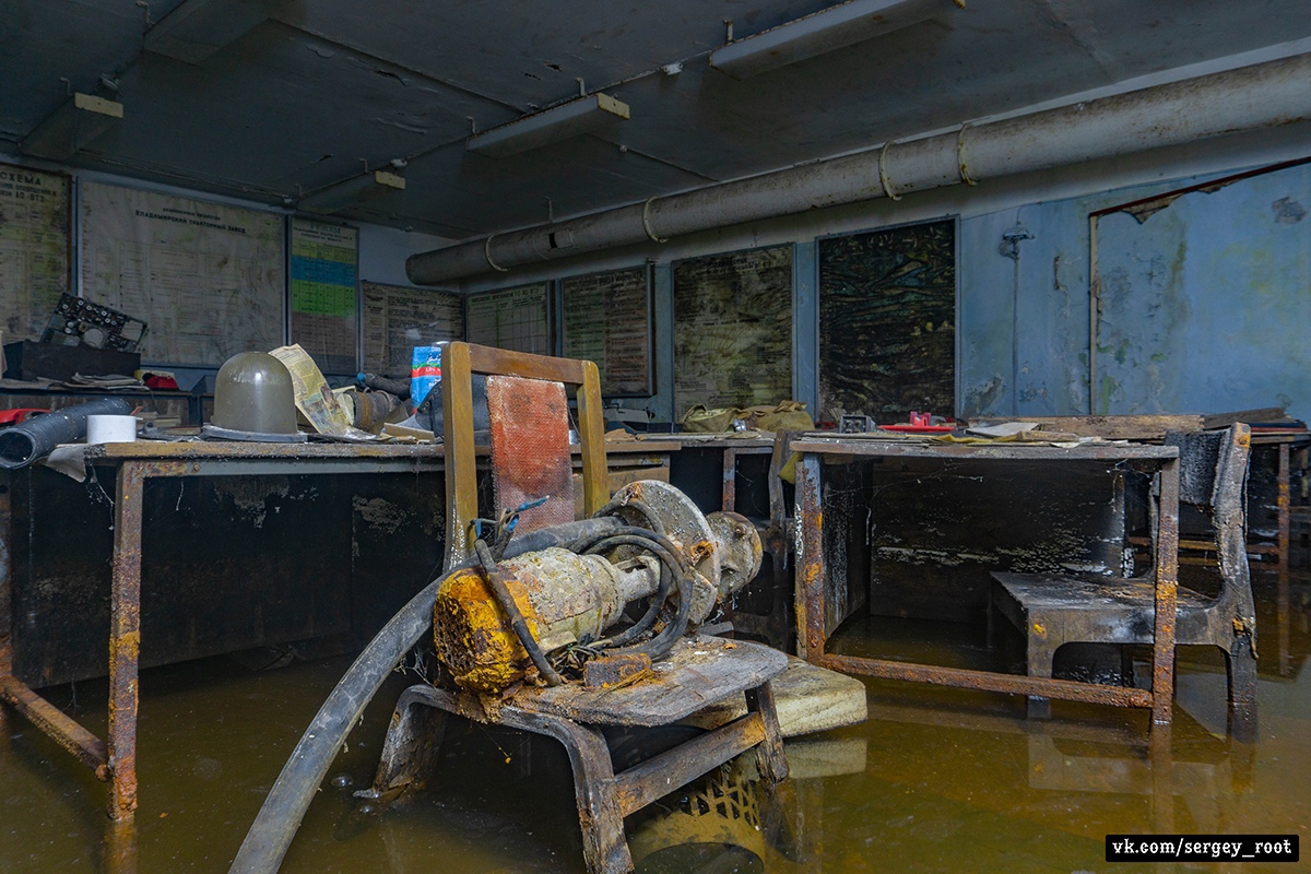 Фотограф Сергей Рут снова вызывает стайки мурашек. Смотрим его новый репортаж из полузатопленного владимирского бомбоубежища.