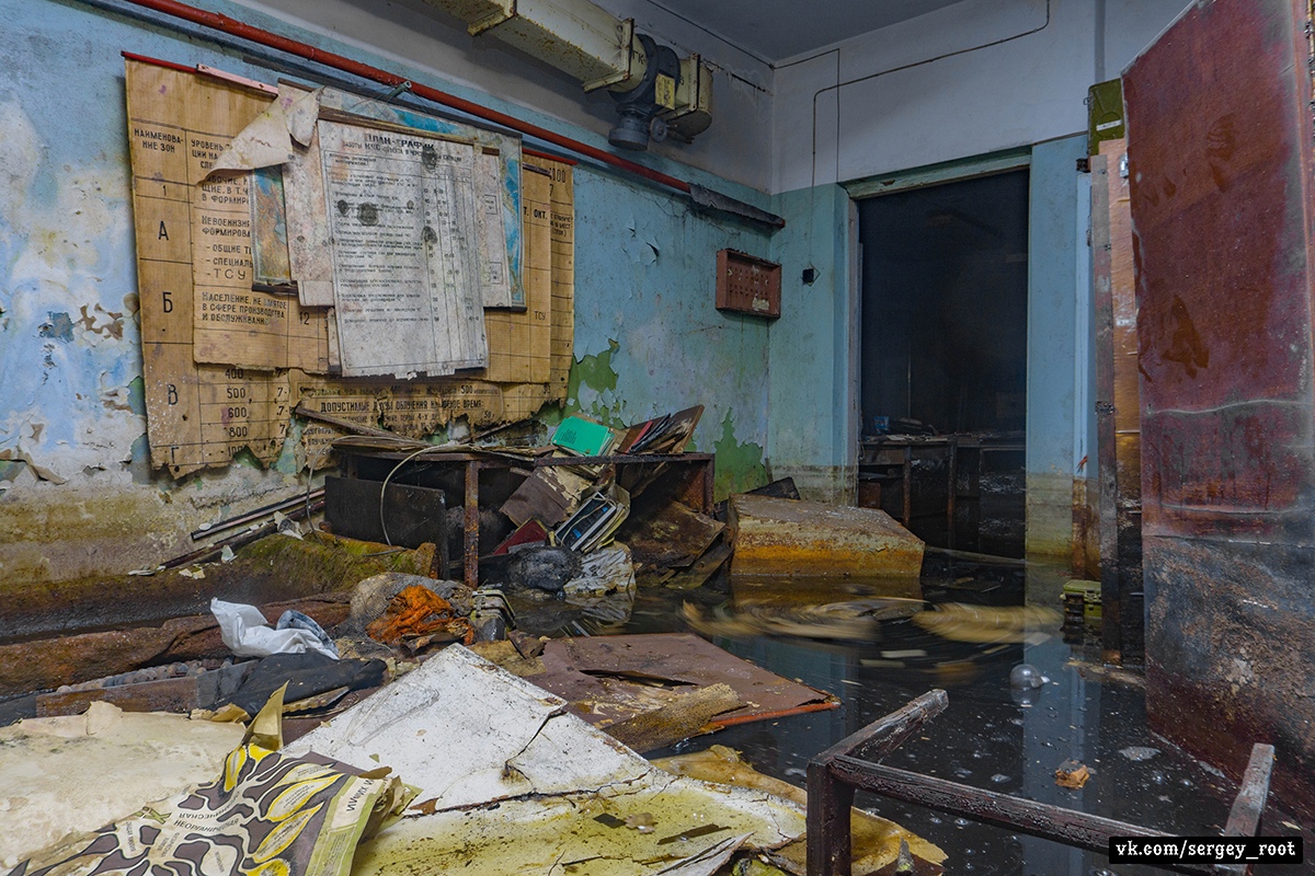 Фотограф Сергей Рут снова вызывает стайки мурашек. Смотрим его новый репортаж из полузатопленного владимирского бомбоубежища.