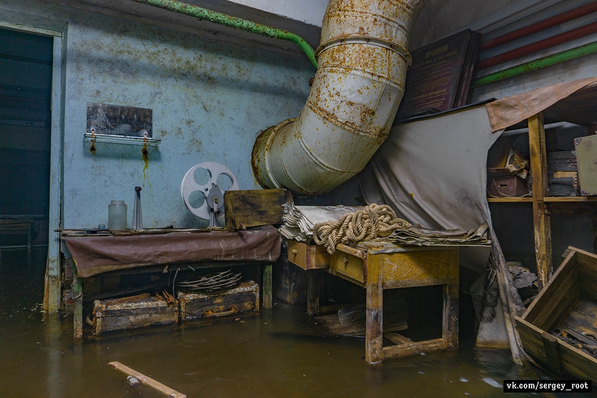 Фотограф Сергей Рут снова вызывает стайки мурашек. Смотрим его новый репортаж из полузатопленного владимирского бомбоубежища.