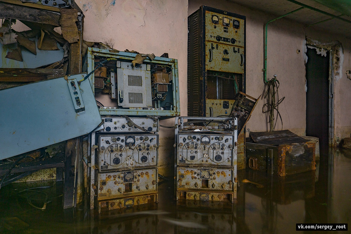 Фотограф Сергей Рут снова вызывает стайки мурашек. Смотрим его новый репортаж из полузатопленного владимирского бомбоубежища.