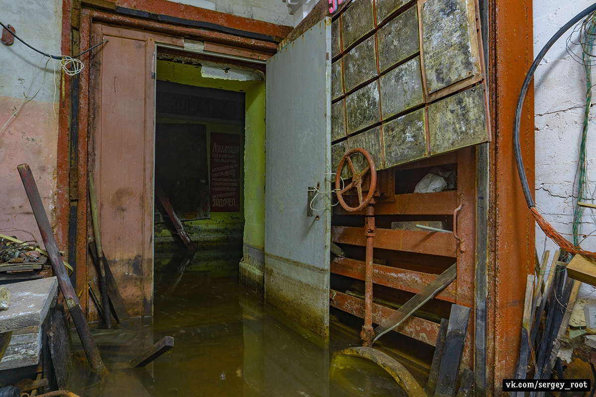 Фотограф Сергей Рут снова вызывает стайки мурашек. Смотрим его новый репортаж из полузатопленного владимирского бомбоубежища.