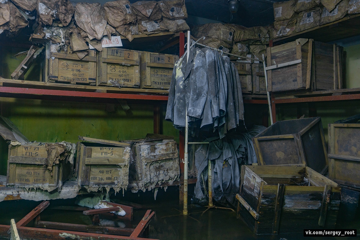 Фотограф Сергей Рут снова вызывает стайки мурашек. Смотрим его новый репортаж из полузатопленного владимирского бомбоубежища.