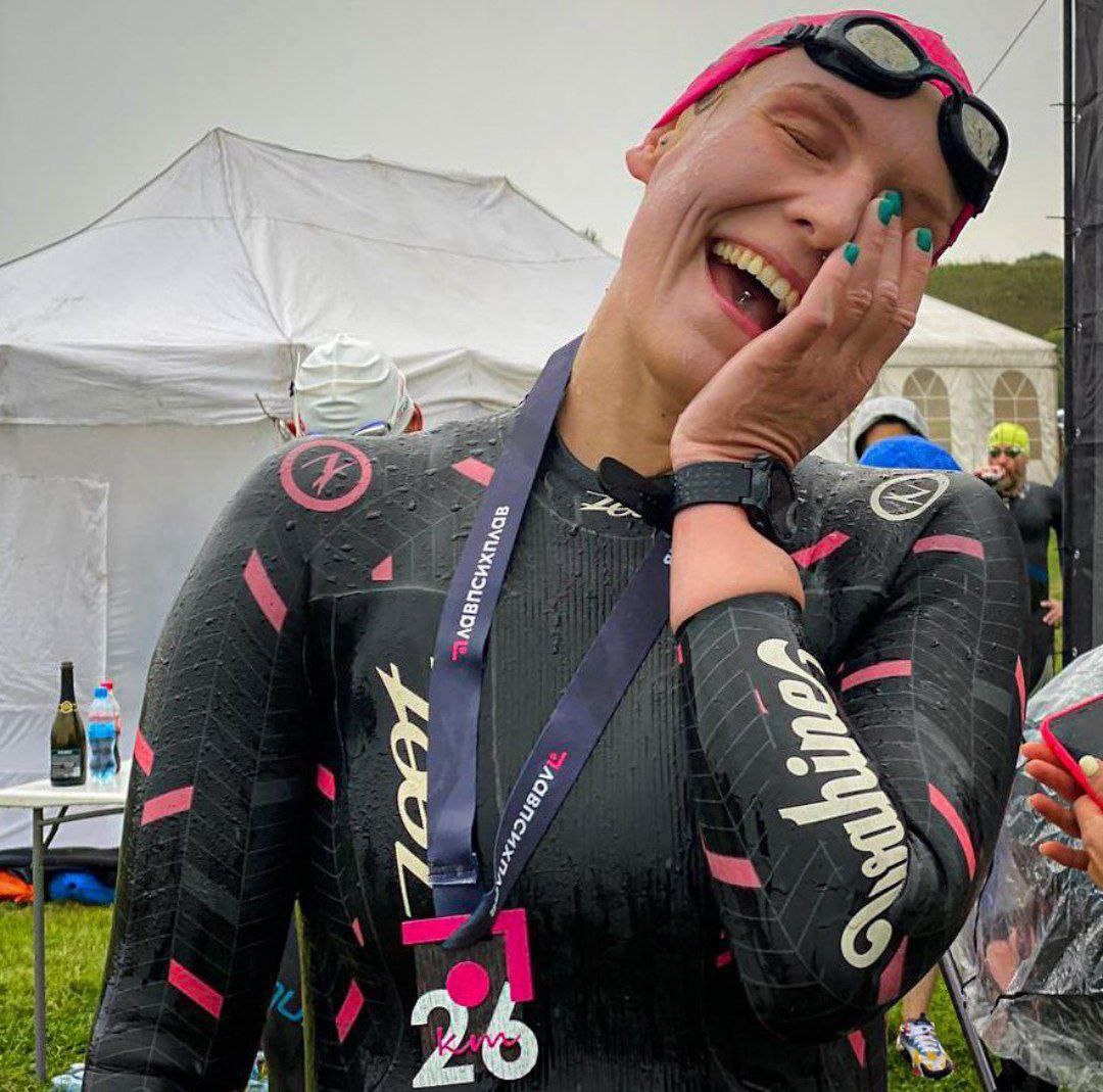 Владимирская ультрамарафонка Юлия Наумова заняла 6 место в своей возрастной категории на соревнованиях по плаванию в открытой воде. О самом массовом старте на Волге с 2000 участников, подготовке к преодолению 90 километров в августе и мыслях спортсменки во время заплыва — в рассказе «Ключ-Медиа».