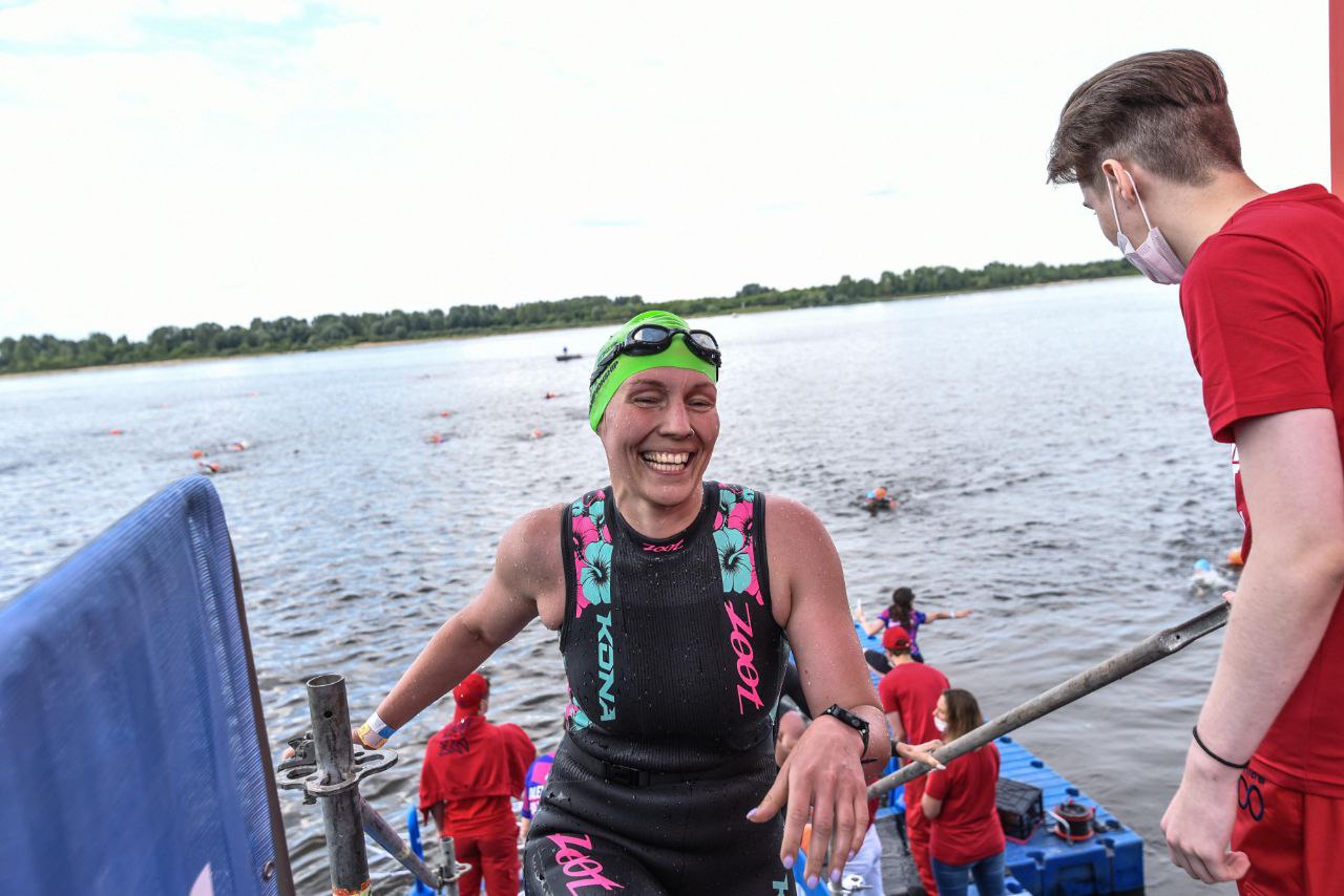 Владимирская ультрамарафонка Юлия Наумова заняла 6 место в своей возрастной категории на соревнованиях по плаванию в открытой воде. О самом массовом старте на Волге с 2000 участников, подготовке к преодолению 90 километров в августе и мыслях спортсменки во время заплыва — в рассказе «Ключ-Медиа».