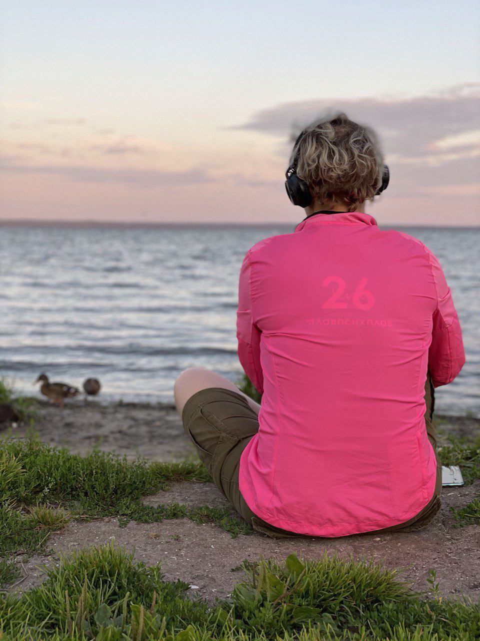 Владимирская ультрамарафонка Юлия Наумова заняла 6 место в своей возрастной категории на соревнованиях по плаванию в открытой воде. О самом массовом старте на Волге с 2000 участников, подготовке к преодолению 90 километров в августе и мыслях спортсменки во время заплыва — в рассказе «Ключ-Медиа».