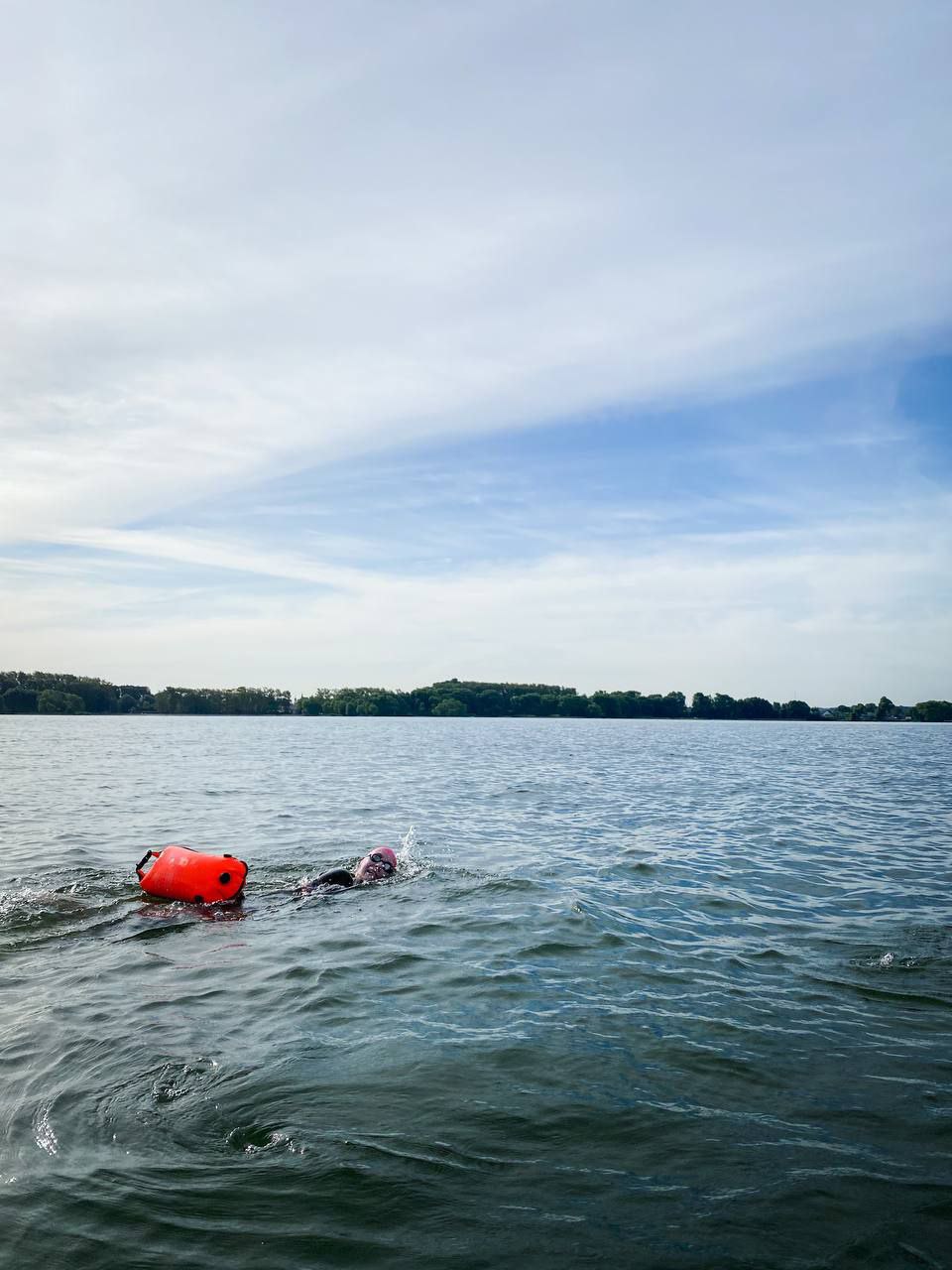Владимирская ультрамарафонка Юлия Наумова заняла 6 место в своей возрастной категории на соревнованиях по плаванию в открытой воде. О самом массовом старте на Волге с 2000 участников, подготовке к преодолению 90 километров в августе и мыслях спортсменки во время заплыва — в рассказе «Ключ-Медиа».