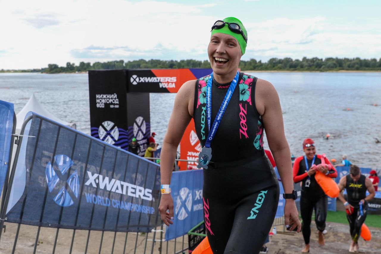 Владимирская ультрамарафонка Юлия Наумова заняла 6 место в своей возрастной категории на соревнованиях по плаванию в открытой воде. О самом массовом старте на Волге с 2000 участников, подготовке к преодолению 90 километров в августе и мыслях спортсменки во время заплыва — в рассказе «Ключ-Медиа».