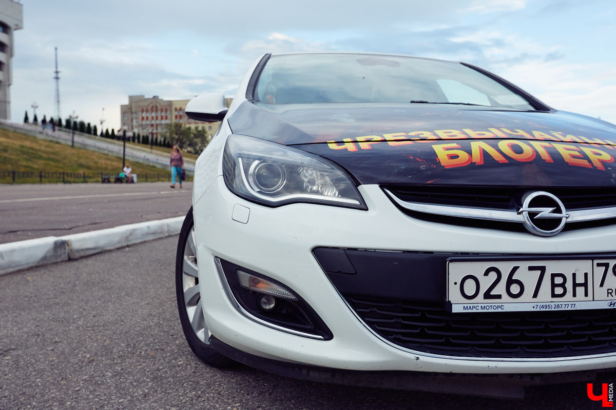 Увидев на улицах города машину, на капоте которой красуется пожарный и крупными буквами выведено «Чрезвычайный блогер», многие из любопытства открывают соцсети и находят там Артёма Ратникова – того самого «чрезвычайного блогера», а еще – сотрудника МЧС России по Владимирской области.