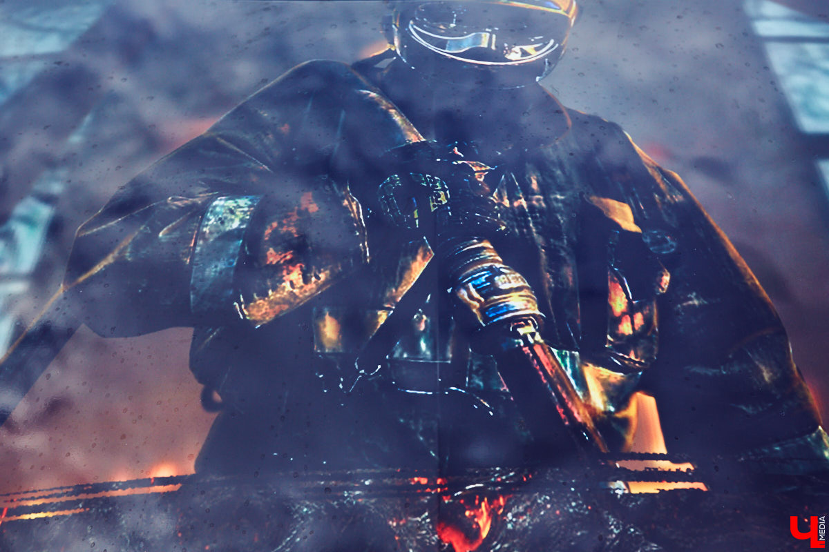 Увидев на улицах города машину, на капоте которой красуется пожарный и крупными буквами выведено «Чрезвычайный блогер», многие из любопытства открывают соцсети и находят там Артёма Ратникова – того самого «чрезвычайного блогера», а еще – сотрудника МЧС России по Владимирской области.