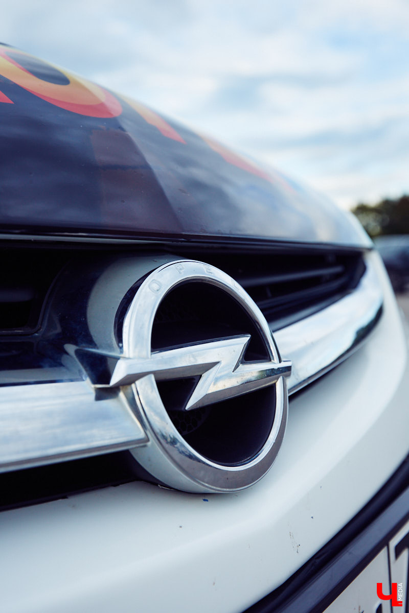 Увидев на улицах города машину, на капоте которой красуется пожарный и крупными буквами выведено «Чрезвычайный блогер», многие из любопытства открывают соцсети и находят там Артёма Ратникова – того самого «чрезвычайного блогера», а еще – сотрудника МЧС России по Владимирской области.