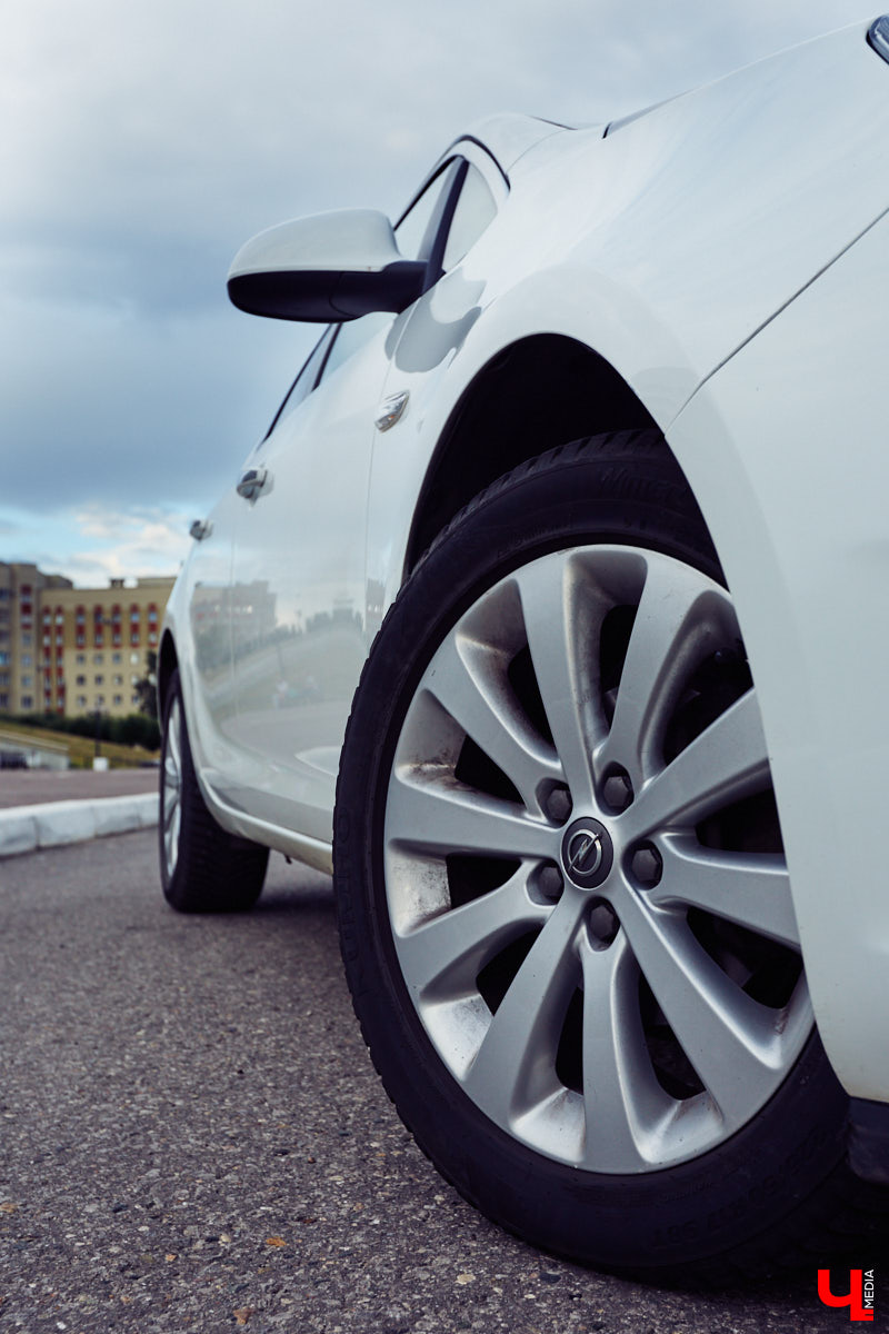 Увидев на улицах города машину, на капоте которой красуется пожарный и крупными буквами выведено «Чрезвычайный блогер», многие из любопытства открывают соцсети и находят там Артёма Ратникова – того самого «чрезвычайного блогера», а еще – сотрудника МЧС России по Владимирской области.