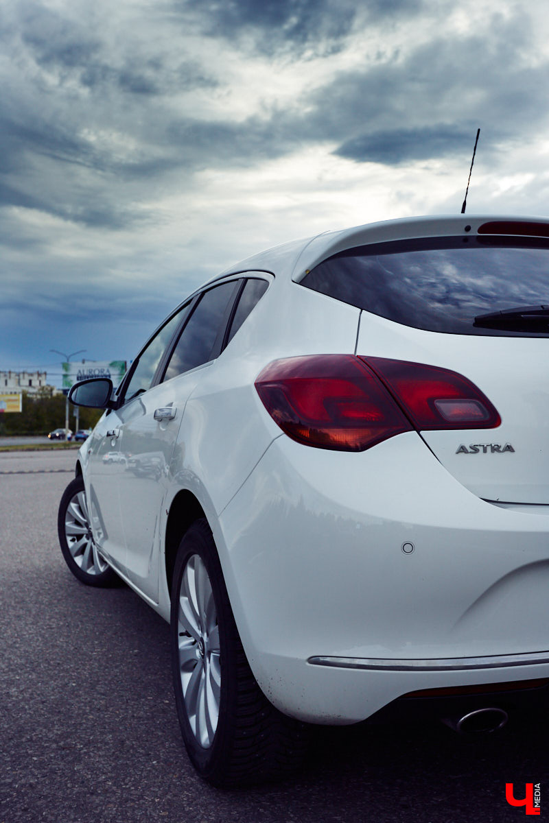 Увидев на улицах города машину, на капоте которой красуется пожарный и крупными буквами выведено «Чрезвычайный блогер», многие из любопытства открывают соцсети и находят там Артёма Ратникова – того самого «чрезвычайного блогера», а еще – сотрудника МЧС России по Владимирской области.