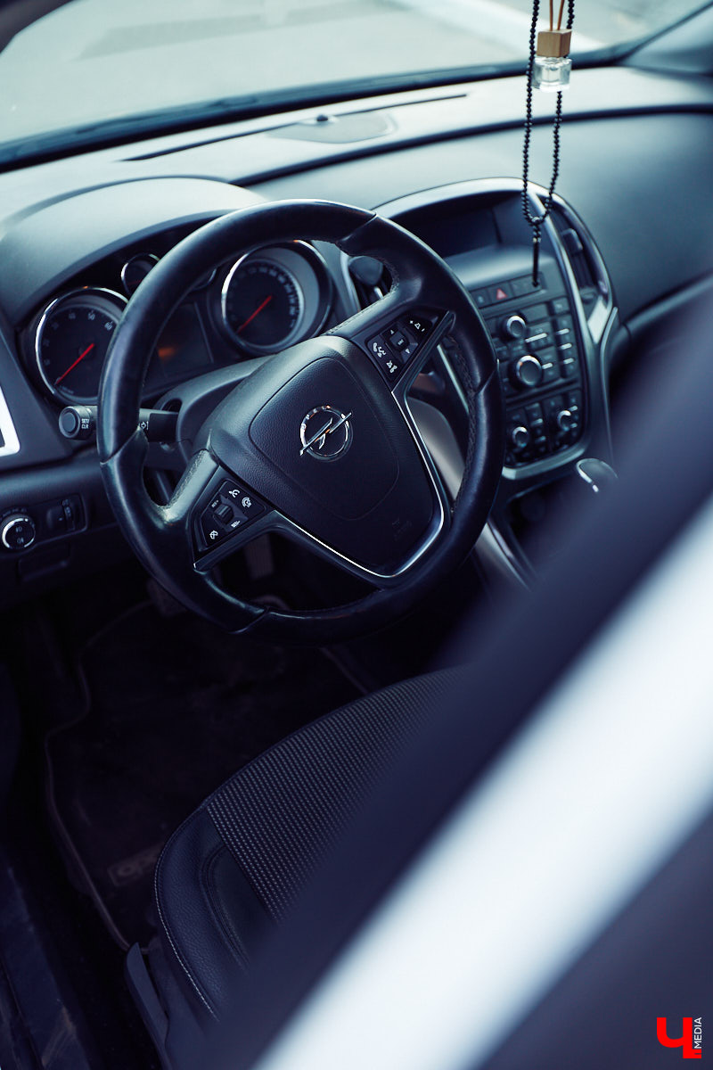 Увидев на улицах города машину, на капоте которой красуется пожарный и крупными буквами выведено «Чрезвычайный блогер», многие из любопытства открывают соцсети и находят там Артёма Ратникова – того самого «чрезвычайного блогера», а еще – сотрудника МЧС России по Владимирской области.