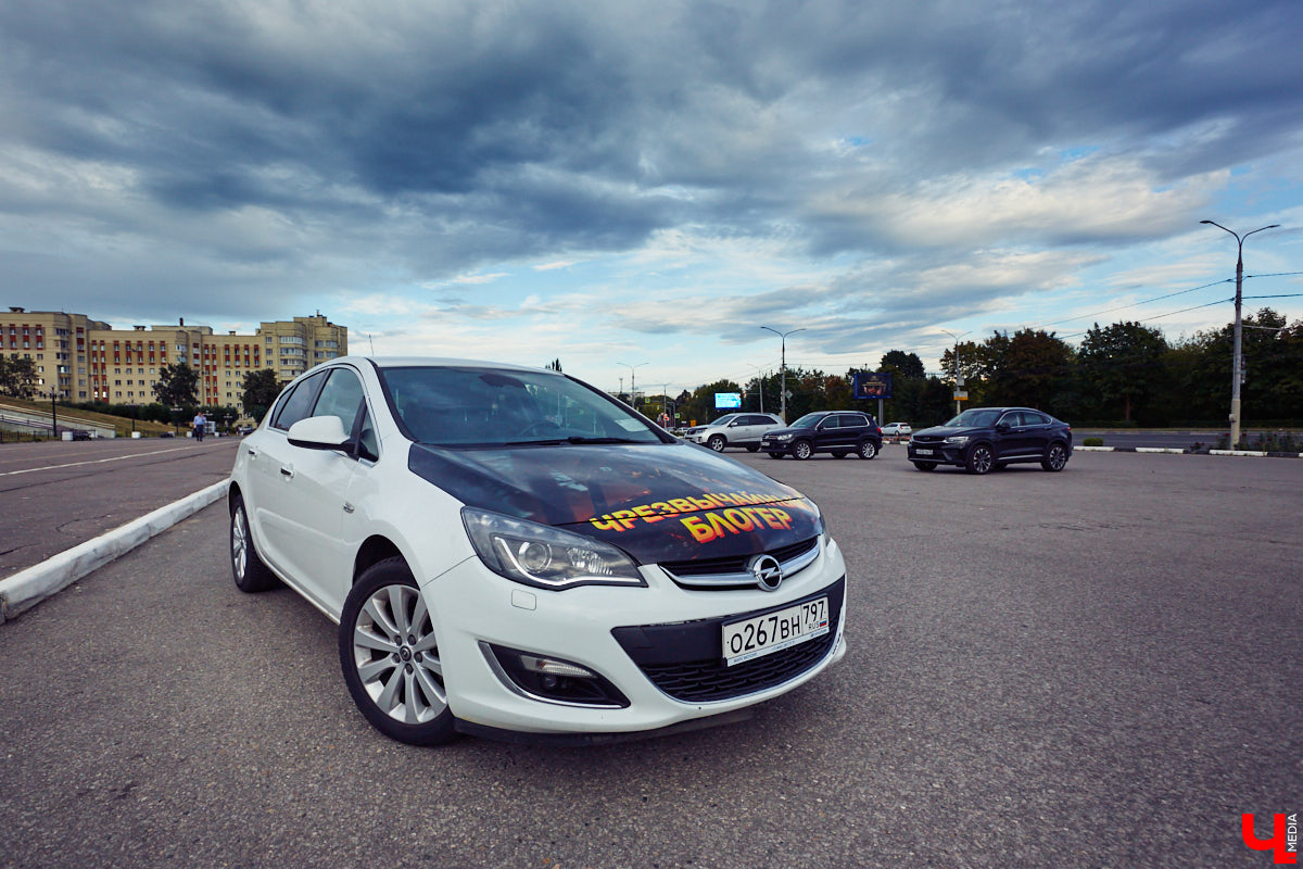 Увидев на улицах города машину, на капоте которой красуется пожарный и крупными буквами выведено «Чрезвычайный блогер», многие из любопытства открывают соцсети и находят там Артёма Ратникова – того самого «чрезвычайного блогера», а еще – сотрудника МЧС России по Владимирской области.