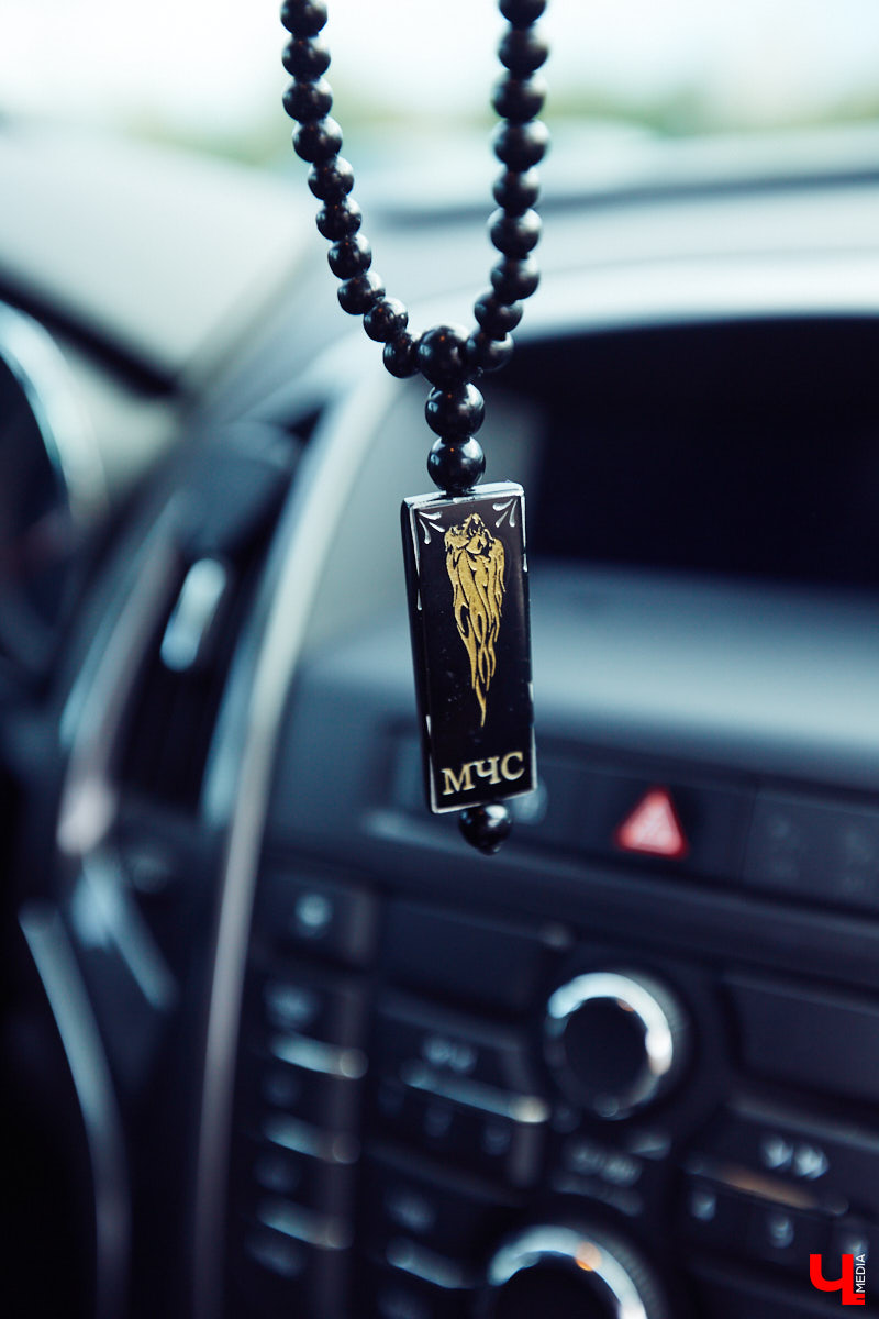 Увидев на улицах города машину, на капоте которой красуется пожарный и крупными буквами выведено «Чрезвычайный блогер», многие из любопытства открывают соцсети и находят там Артёма Ратникова – того самого «чрезвычайного блогера», а еще – сотрудника МЧС России по Владимирской области.