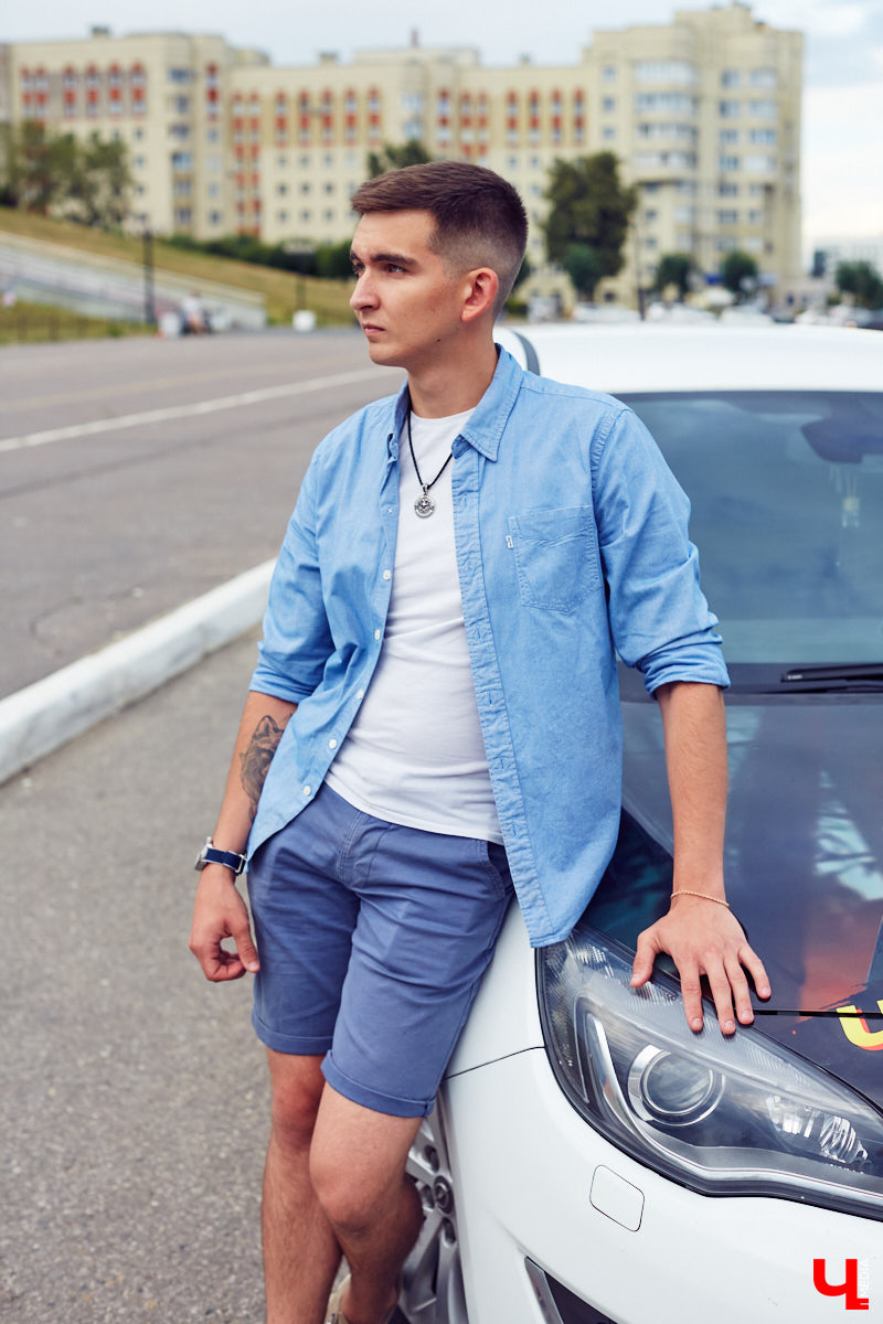 Увидев на улицах города машину, на капоте которой красуется пожарный и крупными буквами выведено «Чрезвычайный блогер», многие из любопытства открывают соцсети и находят там Артёма Ратникова – того самого «чрезвычайного блогера», а еще – сотрудника МЧС России по Владимирской области.