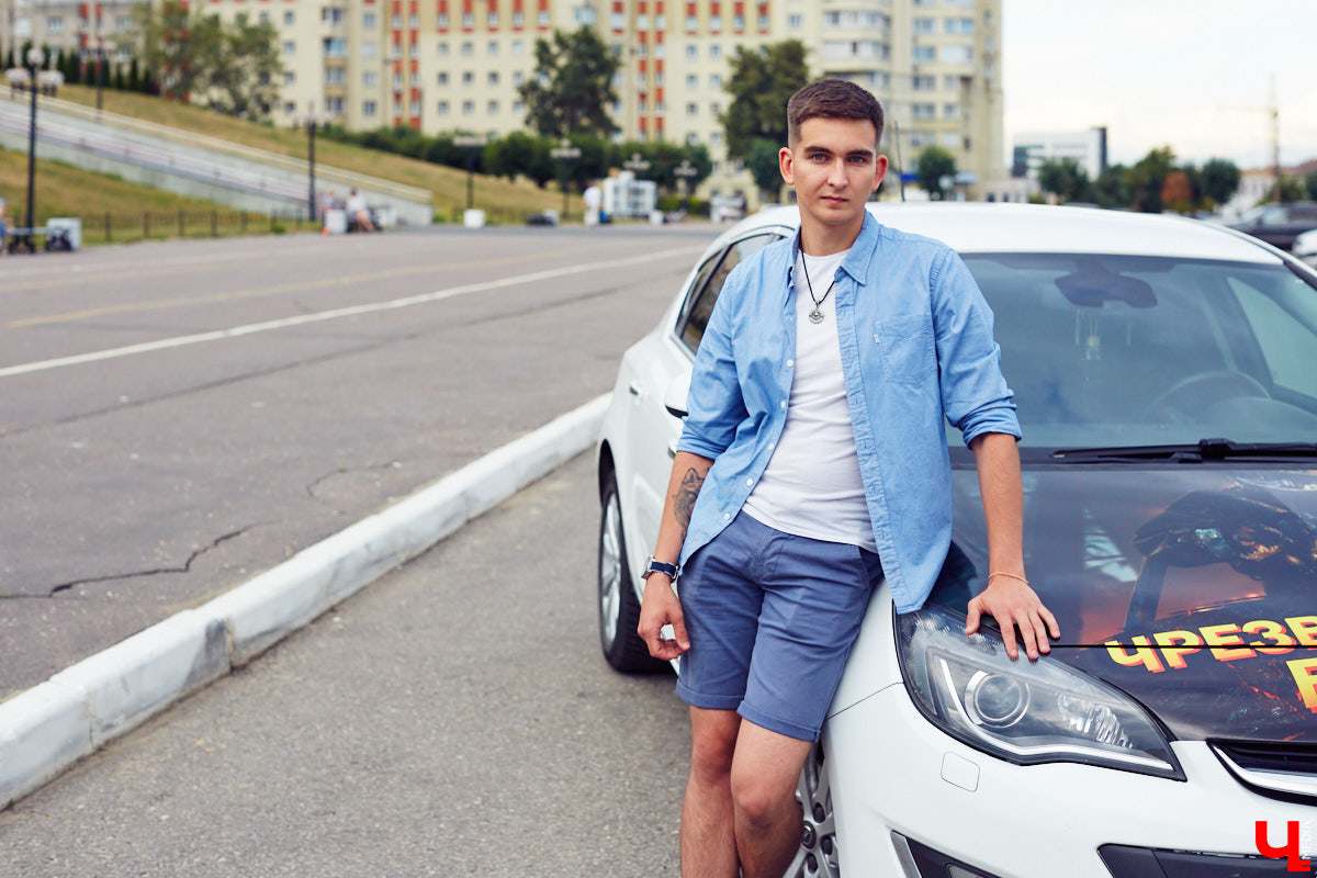 Увидев на улицах города машину, на капоте которой красуется пожарный и крупными буквами выведено «Чрезвычайный блогер», многие из любопытства открывают соцсети и находят там Артёма Ратникова – того самого «чрезвычайного блогера», а еще – сотрудника МЧС России по Владимирской области.