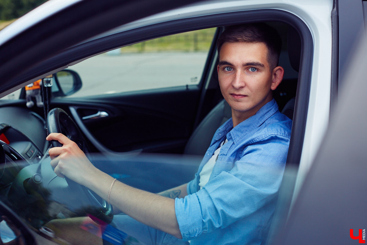 Увидев на улицах города машину, на капоте которой красуется пожарный и крупными буквами выведено «Чрезвычайный блогер», многие из любопытства открывают соцсети и находят там Артёма Ратникова – того самого «чрезвычайного блогера», а еще – сотрудника МЧС России по Владимирской области.