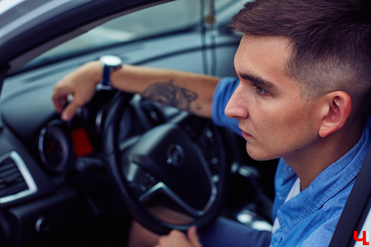 Увидев на улицах города машину, на капоте которой красуется пожарный и крупными буквами выведено «Чрезвычайный блогер», многие из любопытства открывают соцсети и находят там Артёма Ратникова – того самого «чрезвычайного блогера», а еще – сотрудника МЧС России по Владимирской области.