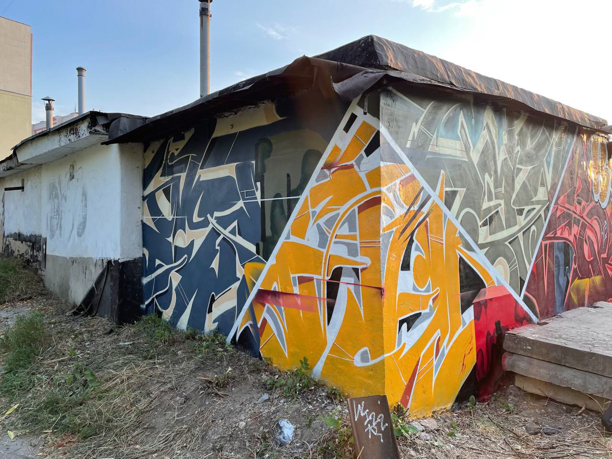 Август — богатый месяц не только на огородный, но и стрит-арт «урожай». Собираем по городу новые рисунки: 3D-фасад, сюжет «Ну, погоди!» и Дали с Ван Гогом в костюмах уличных уборщиков.