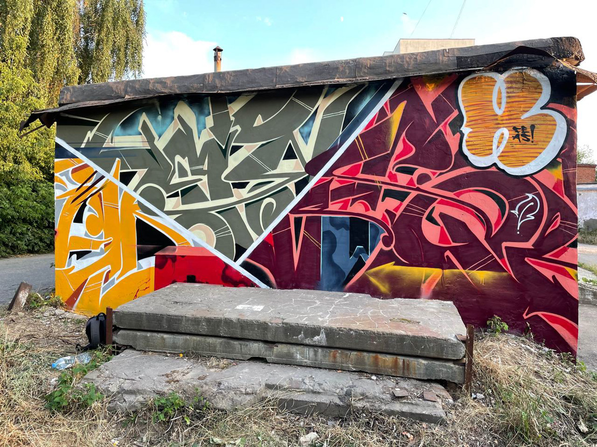 Август — богатый месяц не только на огородный, но и стрит-арт «урожай». Собираем по городу новые рисунки: 3D-фасад, сюжет «Ну, погоди!» и Дали с Ван Гогом в костюмах уличных уборщиков.