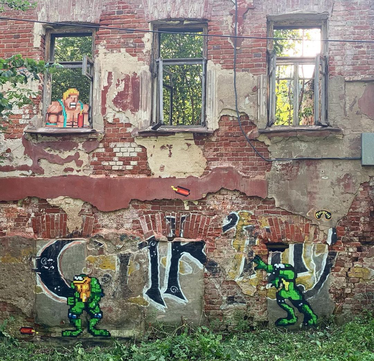 Август — богатый месяц не только на огородный, но и стрит-арт «урожай». Собираем по городу новые рисунки: 3D-фасад, сюжет «Ну, погоди!» и Дали с Ван Гогом в костюмах уличных уборщиков.