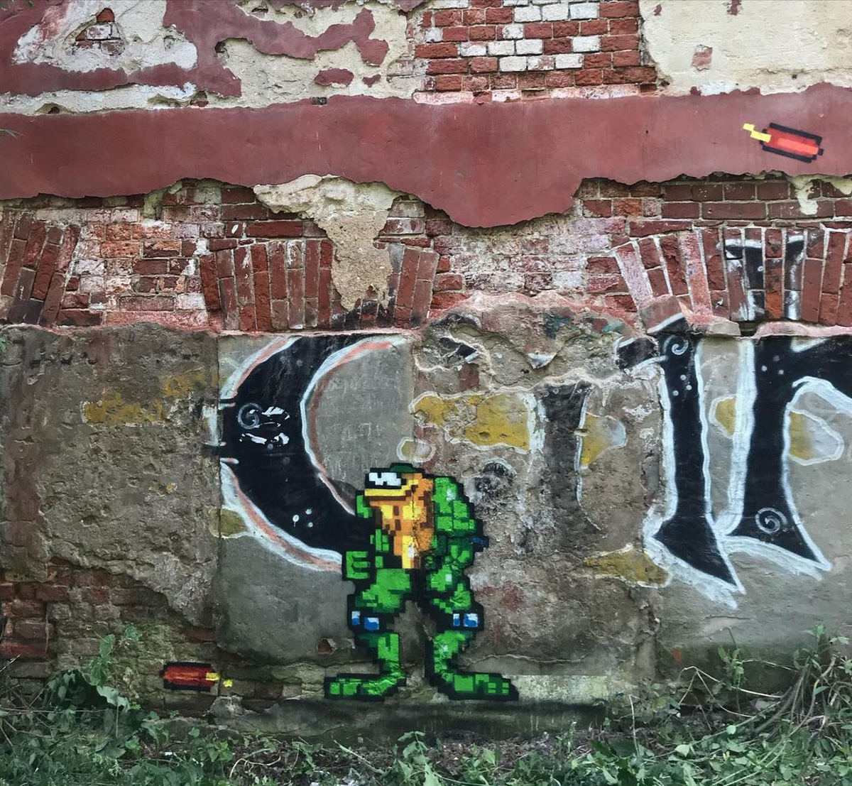 Август — богатый месяц не только на огородный, но и стрит-арт «урожай». Собираем по городу новые рисунки: 3D-фасад, сюжет «Ну, погоди!» и Дали с Ван Гогом в костюмах уличных уборщиков.