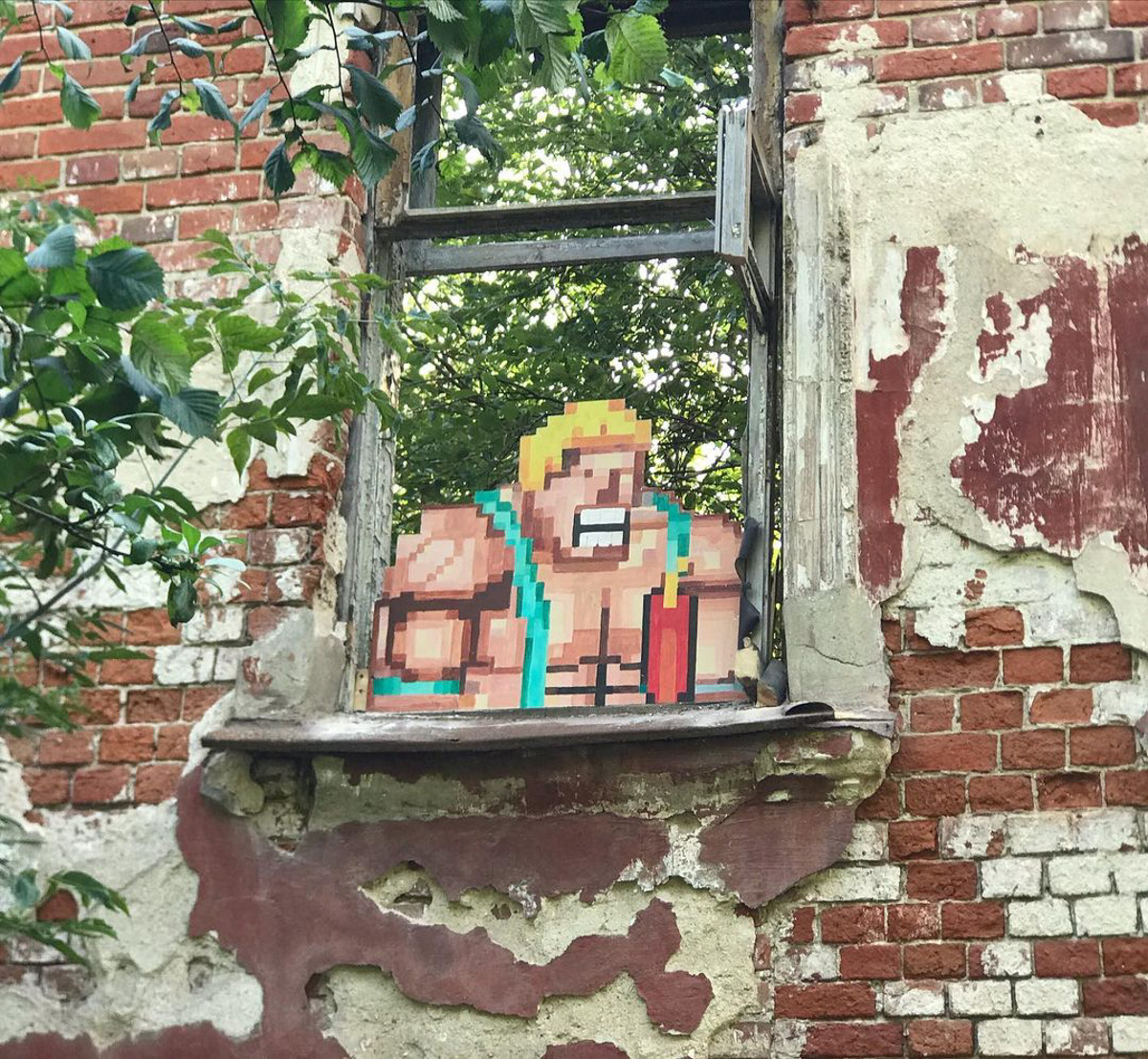 Август — богатый месяц не только на огородный, но и стрит-арт «урожай». Собираем по городу новые рисунки: 3D-фасад, сюжет «Ну, погоди!» и Дали с Ван Гогом в костюмах уличных уборщиков.