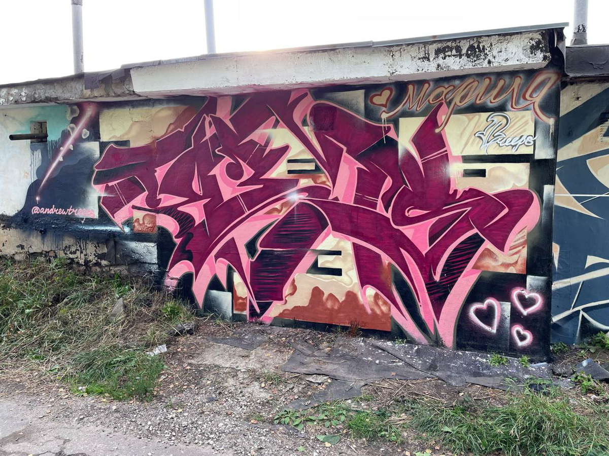 Август — богатый месяц не только на огородный, но и стрит-арт «урожай». Собираем по городу новые рисунки: 3D-фасад, сюжет «Ну, погоди!» и Дали с Ван Гогом в костюмах уличных уборщиков.