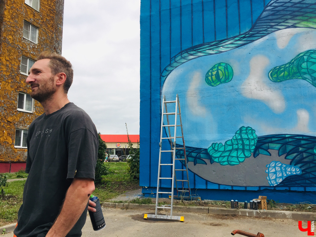 Август — богатый месяц не только на огородный, но и стрит-арт «урожай». Собираем по городу новые рисунки: 3D-фасад, сюжет «Ну, погоди!» и Дали с Ван Гогом в костюмах уличных уборщиков.