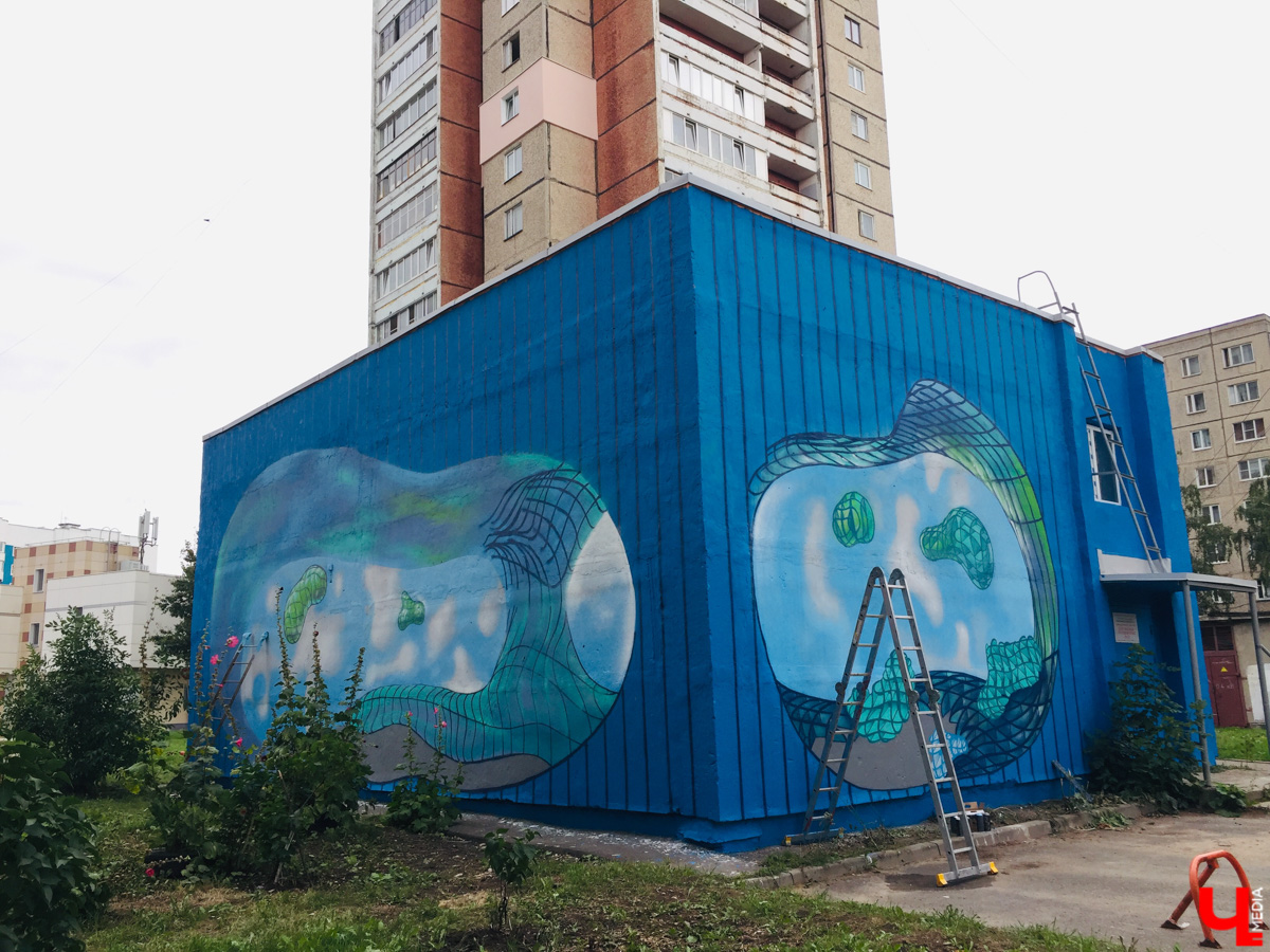 Август — богатый месяц не только на огородный, но и стрит-арт «урожай». Собираем по городу новые рисунки: 3D-фасад, сюжет «Ну, погоди!» и Дали с Ван Гогом в костюмах уличных уборщиков.