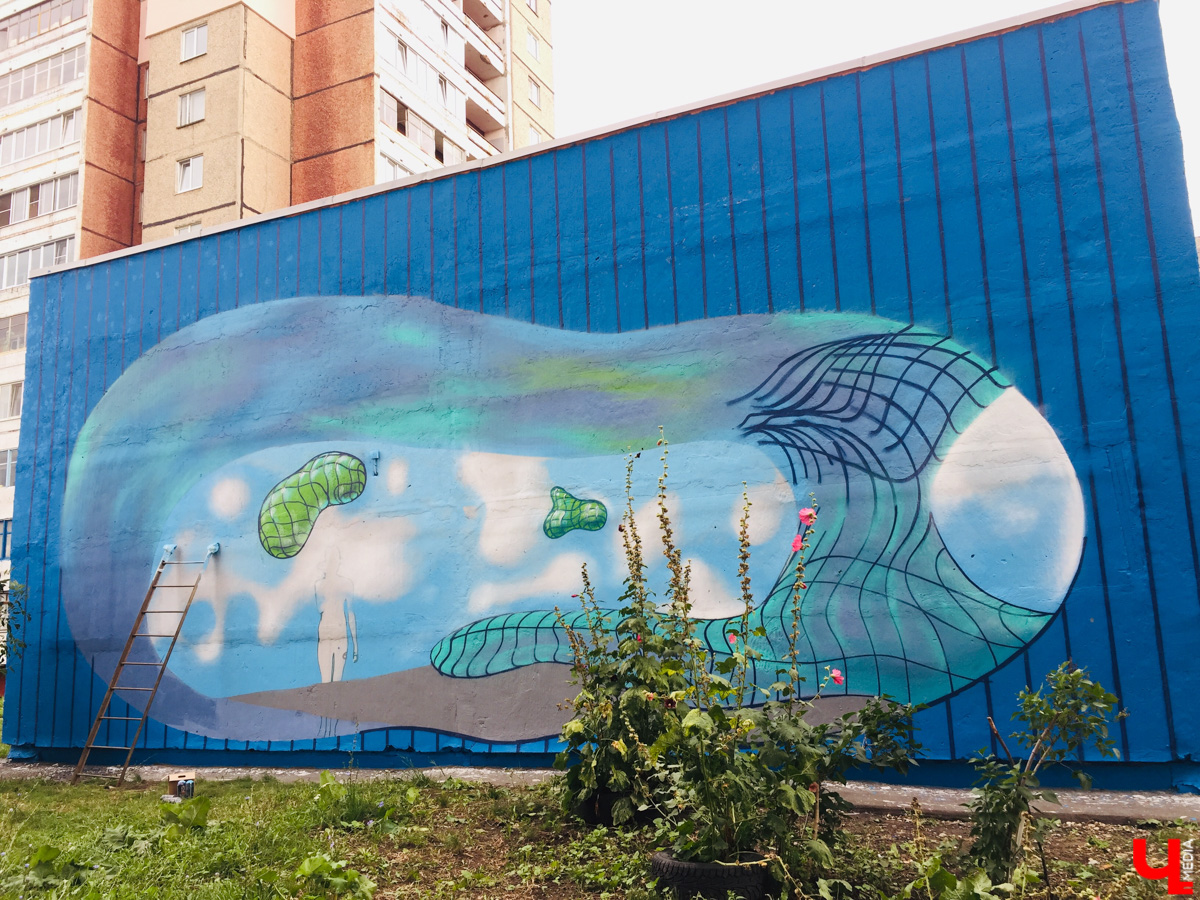 Август — богатый месяц не только на огородный, но и стрит-арт «урожай». Собираем по городу новые рисунки: 3D-фасад, сюжет «Ну, погоди!» и Дали с Ван Гогом в костюмах уличных уборщиков.