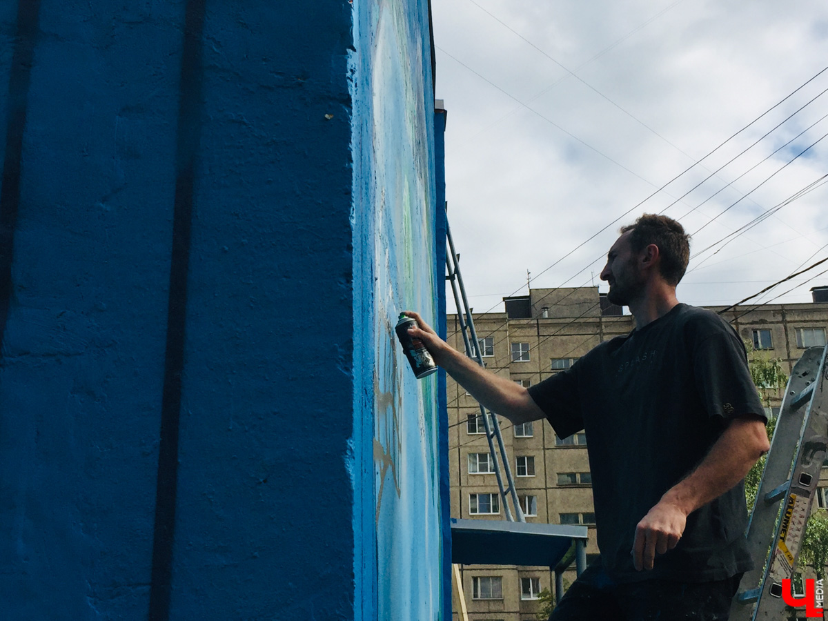 Август — богатый месяц не только на огородный, но и стрит-арт «урожай». Собираем по городу новые рисунки: 3D-фасад, сюжет «Ну, погоди!» и Дали с Ван Гогом в костюмах уличных уборщиков.