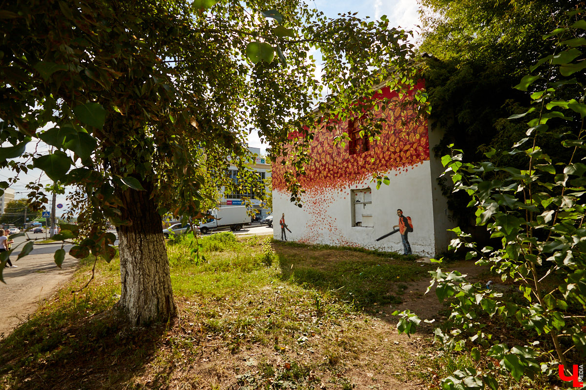 Август — богатый месяц не только на огородный, но и стрит-арт «урожай». Собираем по городу новые рисунки: 3D-фасад, сюжет «Ну, погоди!» и Дали с Ван Гогом в костюмах уличных уборщиков.