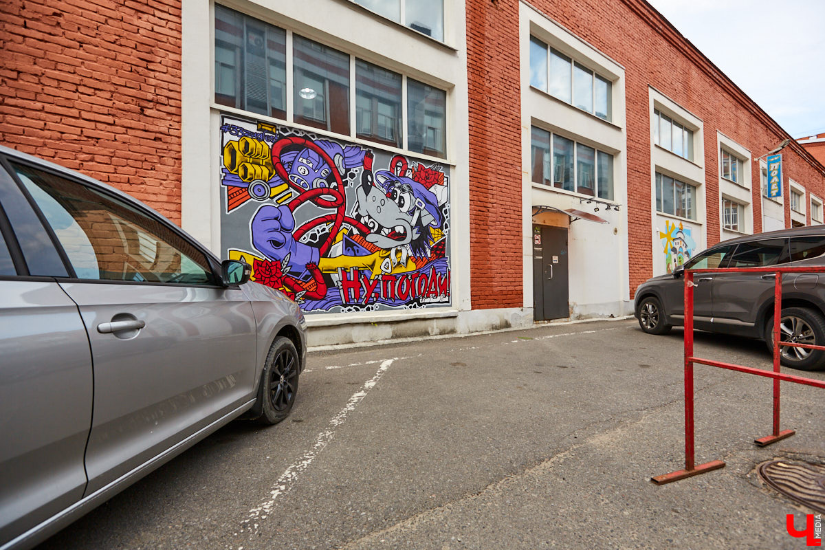 Август — богатый месяц не только на огородный, но и стрит-арт «урожай». Собираем по городу новые рисунки: 3D-фасад, сюжет «Ну, погоди!» и Дали с Ван Гогом в костюмах уличных уборщиков.