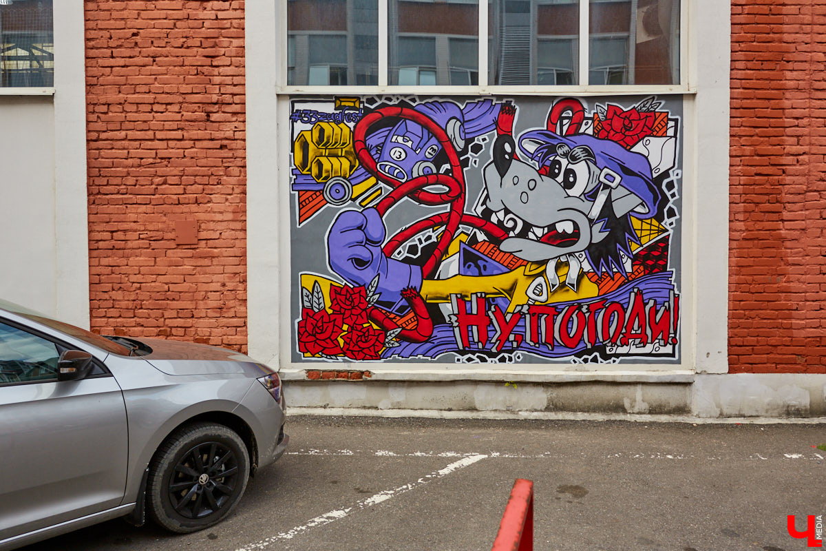 Август — богатый месяц не только на огородный, но и стрит-арт «урожай». Собираем по городу новые рисунки: 3D-фасад, сюжет «Ну, погоди!» и Дали с Ван Гогом в костюмах уличных уборщиков.