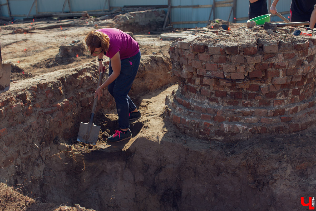 15 августа в России отметили свой профессиональный день археологи. Не поговорить на тему раскопок в такую дату было бы просто преступлением. И оттого сегодня речь пойдет про самые ценные находки «Владимирского областного центра археологии при ВлГУ» и предстоящие ему раскопки.